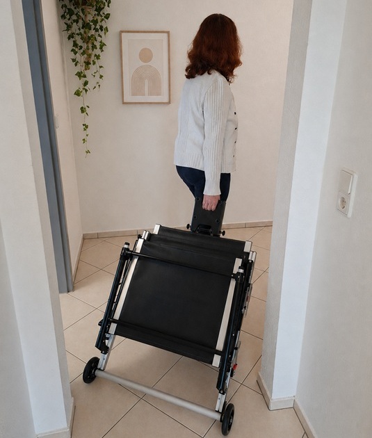 Der TheraSwitch wird wie ein Rollkoffer durch einen Hausflur gezogen.