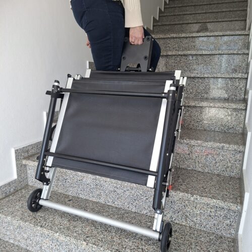 Transport des TheraSwitch über mehrere Treppenstufen hinweg.