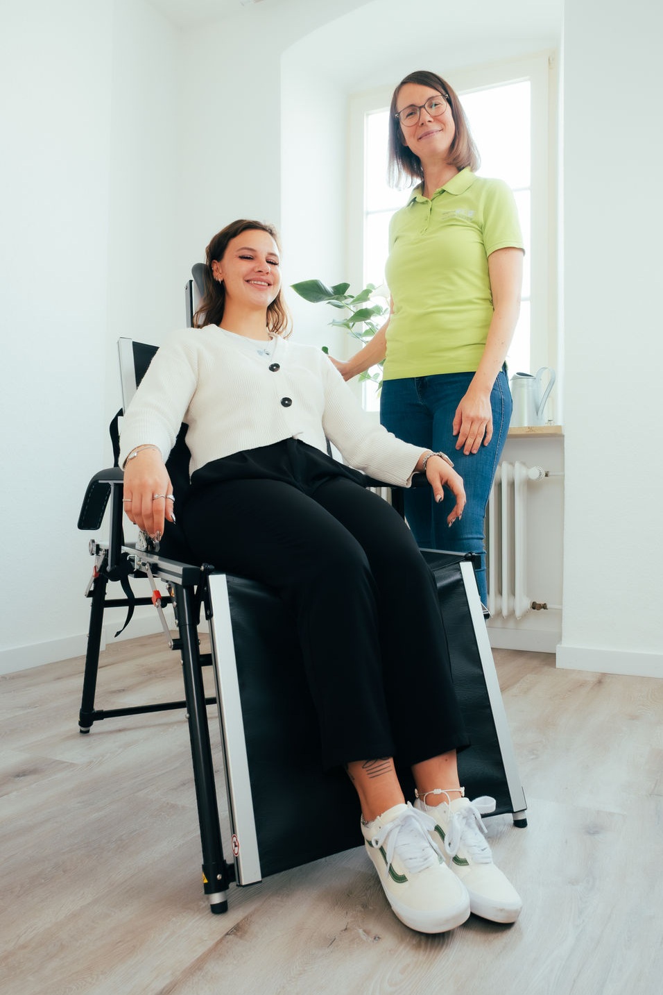 Fröhliche Therapeutin und fröhliche Patientin auf dem TheraSwitch.